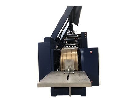Máquina para fabricação de sacos de papel kraft com aba