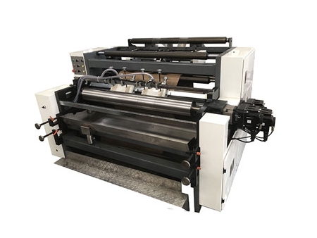 Máquina para fabricação de sacos de papel kraft com alça vazada