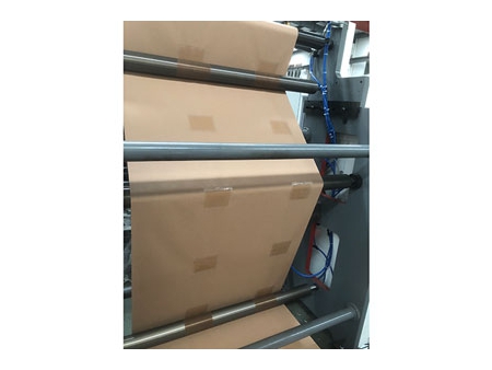 Máquina para fabricação de sacos de papel kraft com alça vazada