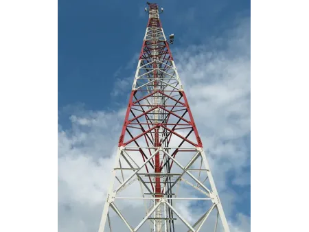 Torre de telecomunicação cantoneira triangular