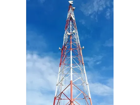 Torre de telecomunicação tubular triangular