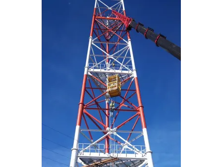 Torre de telecomunicação tubular triangular