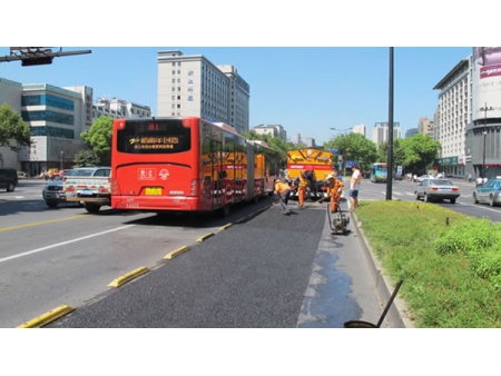 Caminhão tapa buracos e manutenção de pavimentos LMT5160TYHB