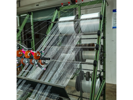 Máquina para fabricação de fitas para cortinas